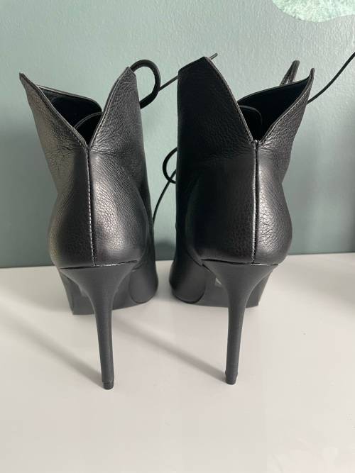 *GORGEOUS* Montanna leather stiletto peep toe booties - size 7