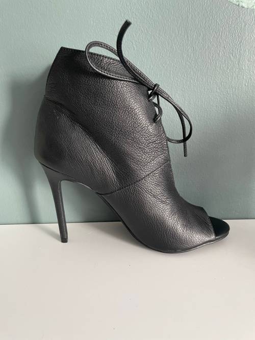 *GORGEOUS* Montanna leather stiletto peep toe booties - size 7
