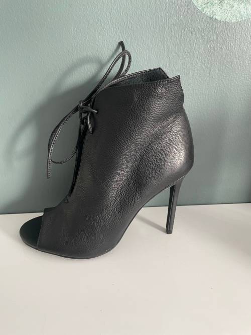 *GORGEOUS* Montanna leather stiletto peep toe booties - size 7