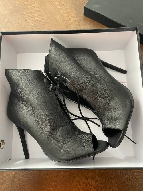 *GORGEOUS* Montanna leather stiletto peep toe booties - size 7