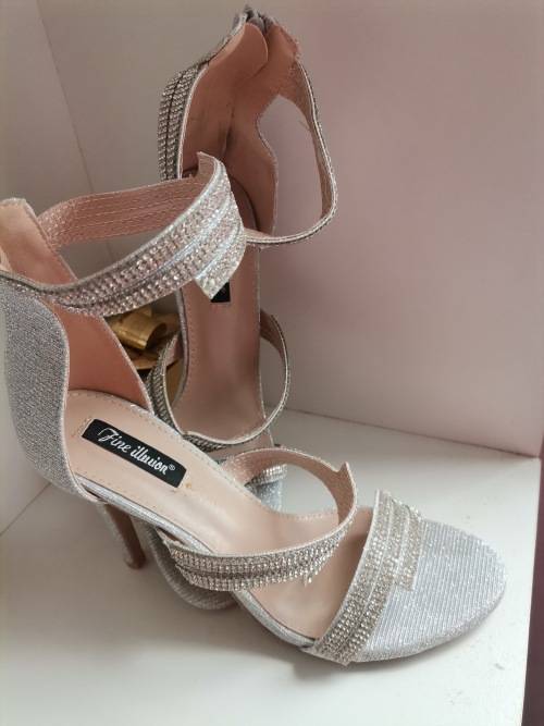 Stunning heels silver size 6