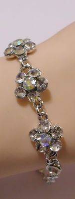 DAINTY DAISY BRACELET