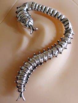 STUNNING  CENTIPEDE  EAR CUFF