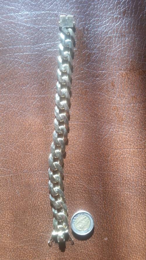 ** VALUE R85,000 ** MASSIVE Solid 9ct Gold bracelet (85 grams)