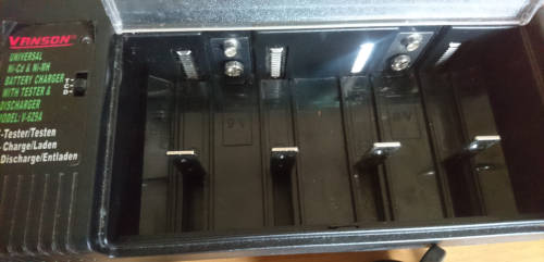 Universal Ni-Cd / Ni-MH Battery Charger with Discharger