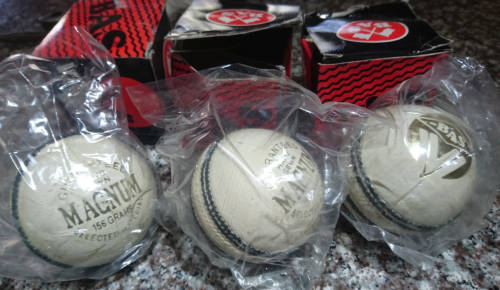 Hand Sewn Cricket Balls 3 x 156 (Has a Crack - Never Used - Gr8 4 Training)
