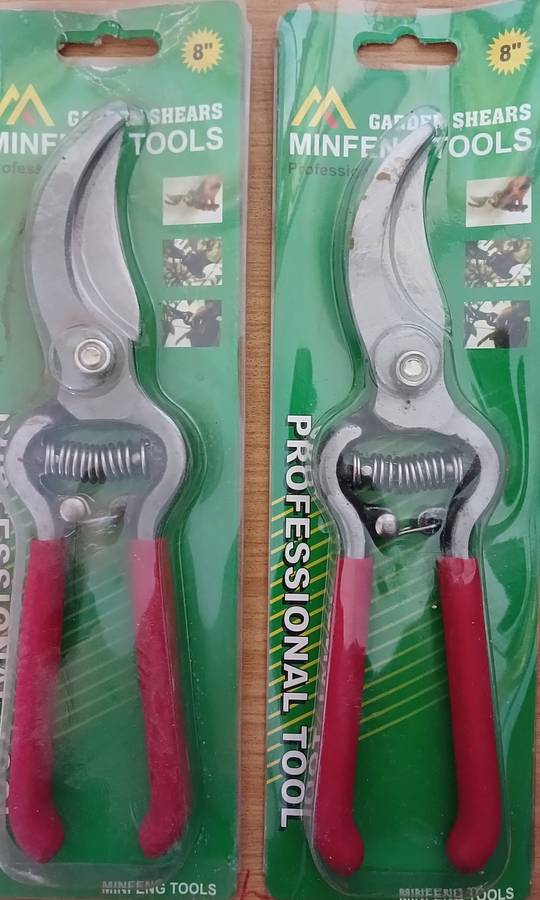 8` Garden Pruner (1 bid for 2 piece)