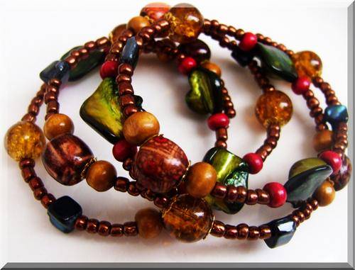 DAZZLING!!! HAND CRAFTED BRACELET WITH STUNNING WOOD, GLASS AND SHELL BEADS
