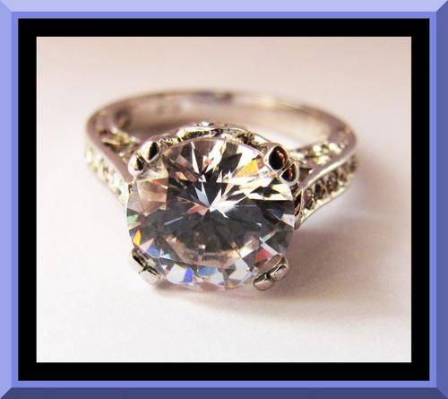 EXQUISITE LADIES DESIGNER PRINCESS RING!! LOVELY SIMULATED DIAMOND SET IN 18K WHITE GOLD PLATED RING