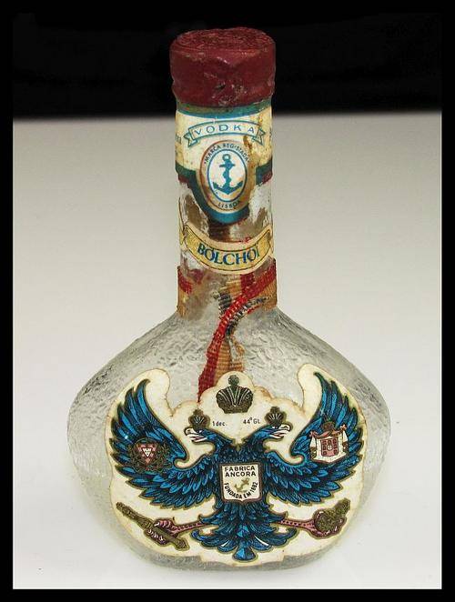 ***COLLECTABLE*** SMALL VINTAGE BOLCHOI VODKA BOTTLE WITH HIGH DETAIL!