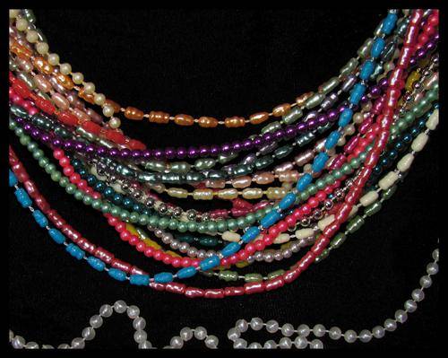 ***VINTAGE*** LARGE LOT OF VINTAGE / RETRO LADIES VIBRANT NECKLACES - UNKNOWN MATERIALS