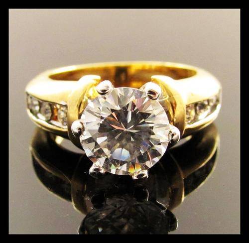 UNUSUAL!!! STYLISH SIMULATED DIAMONDS SET IN CENTER OF 18K YELLOW GOLD PLATED RING SZ 5