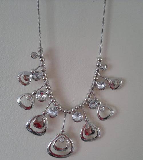 Gorgeous silver neckalce with clear stone