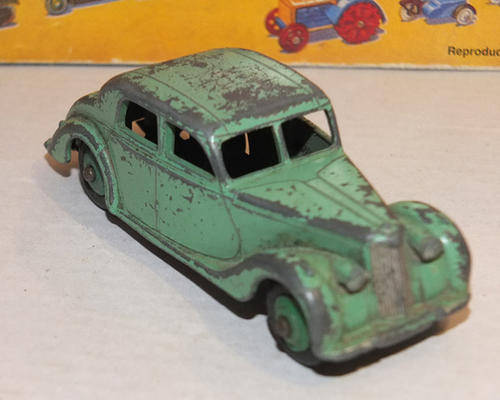 DINKY TOYS MODEL No.40A RILEY SALOON .