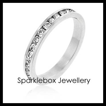 ***GLAMOROUS CLEAR SWAROVSKI CRYSTAL BAND RING SIZE 6***