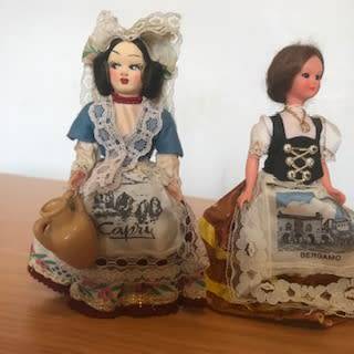 TEN COLLECTABLE INTERNATIONAL SOUVENIR FIGURINES/DOLLS