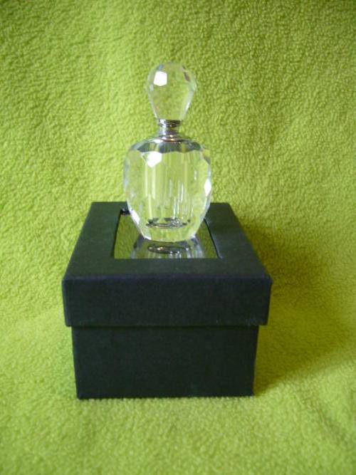 **** Brand New - Beautiful Glass Perfume Holder ****