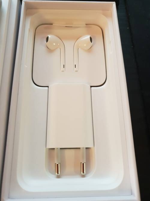 Apple iPhone 8 64GB Silver with UAG Pathfinder Cover