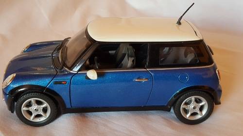 DIE CAST 2001 MINI COOPER .SCALE 1 :18 ' MOTOR MAX'