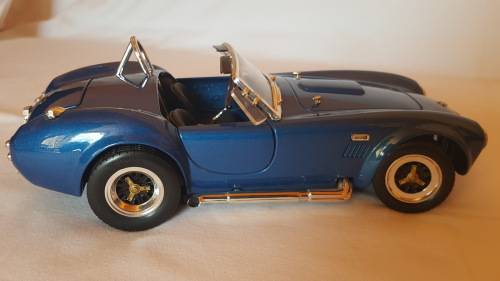 ROAD SIGNATURE ..1:18  SHELBY COBRA 427 SC DIE CAST MODEL CAR