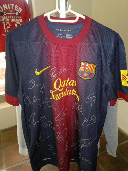 L@@K A GENUINE HAND SIGNED BARCELONA HOME TEAM TAGGED SHIRT WITH 19 SIGNATURES.