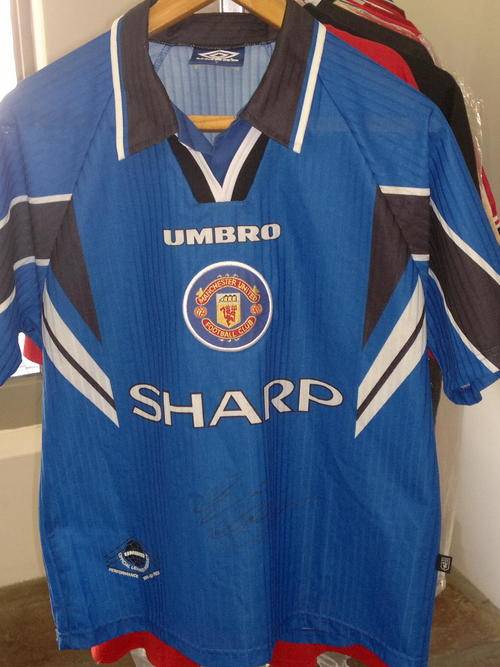 ****SUPER OPPORTUNITY TO PURCHASE THE KING "ERIC CANTONA" SIGNED UMBRO SHIRT.