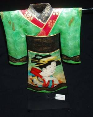 1 X BIG KIMONO COSTUME STANDING SCALPTURE ON N WOODEN STAND
