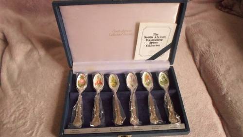 BEATIFUL THE SOUTH AFRICAN WILDFLOWER SPOON COLLECTION IN ORIGINAL PRESSENTATION BOX