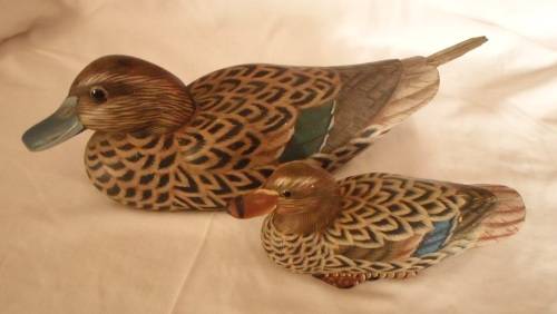 2 X COLECTABLE  VINTAGE WOODEN HAND PAINTED DUCKS