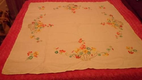 MAGNIFICENT VINTAGE EMBROIDERED TABLECLOTH  ( GREAT FIND )