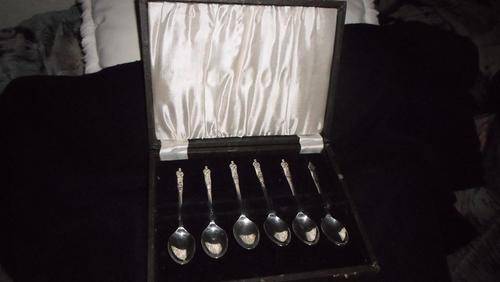 BEAUTIFUL BOXED VINTAGE APOSTLE  TEA SPOONS