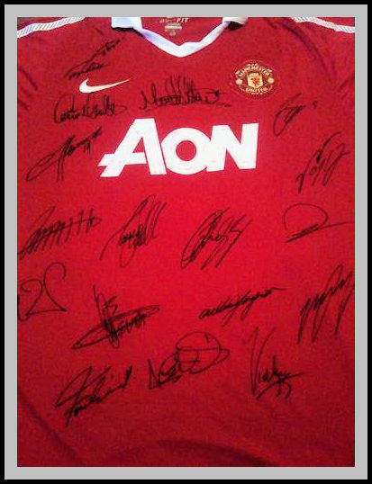MANCHESTER UNITED 10/11 SQUAD SIGNED SHIRT WITH CERTIFICATE OF AUTHENTICITY