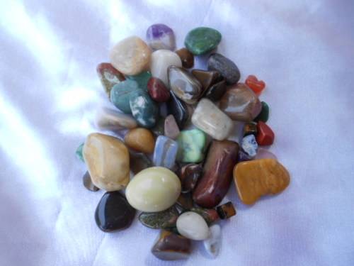 Mixed lot of semi-precious stones
