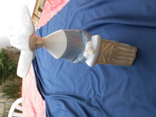 REPAIRED.  As-found.  Lladro with her head glued back on.  Sorry.