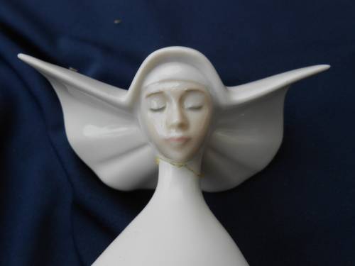 REPAIRED.  As-found.  Lladro with her head glued back on.  Sorry.