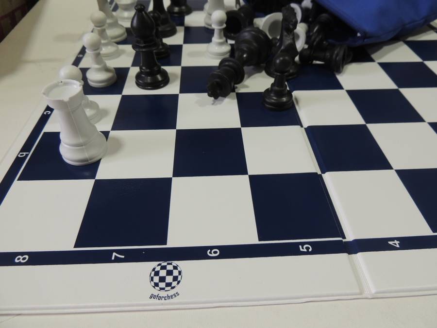 Chess Set Medium/Large with Staunton Style Chess Pieces plus Fold Up Board