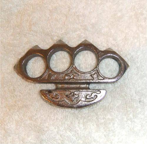 Solid Metal Pointed Edge Silver Knuckle Duster