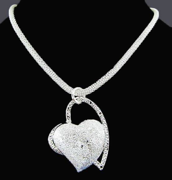 ** STUNNING ** - LOVE SHAPE 925 Silver Sterling Necklace