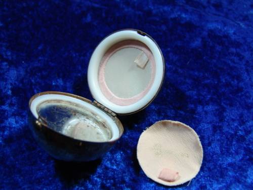 Vintage Pygmalion World map Gilt Globe Powder Compact - 1951