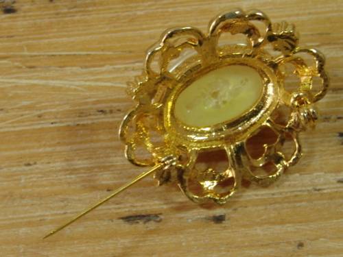 Crazy R1 start - Gold and Pearl costume jewellery Brooch