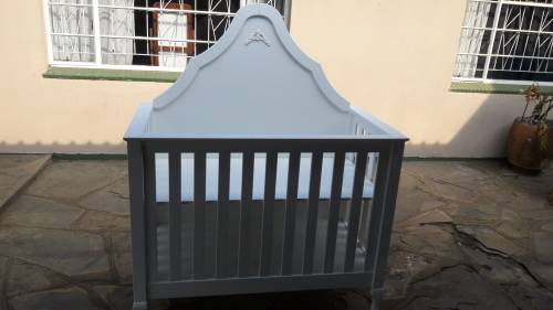 Solid wood Baby multifunction Cot, painted white, Vintage, Excellent condition