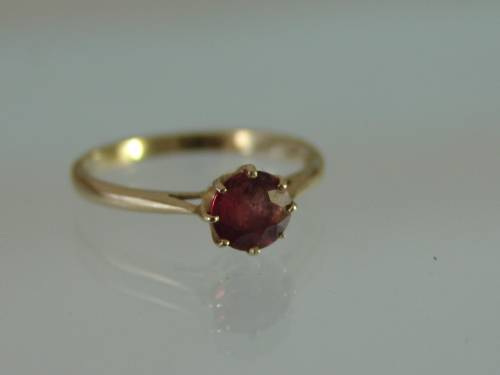 9ct Yellow gold and Ruby ring - 1.6grams. *1st-Buy safe*