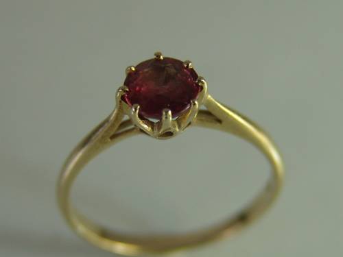 9ct Yellow gold and Ruby ring - 1.6grams. *1st-Buy safe*