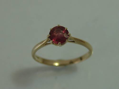9ct Yellow gold and Ruby ring - 1.6grams. *1st-Buy safe*