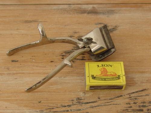 Vinatge manual hair clippers, working