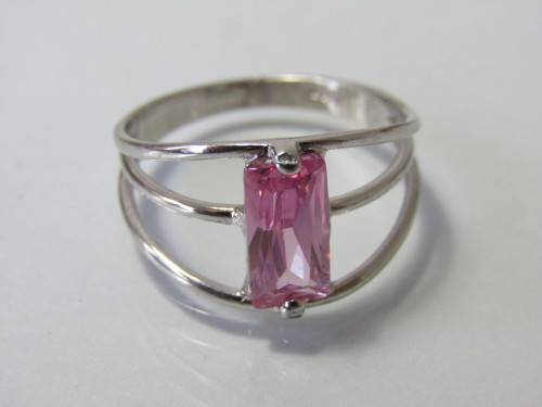 Vintage 925 Silver Ring set with a pink stone, 2.9g, stamped