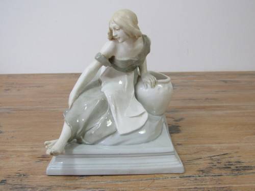 Beatifull Art Nouveau signed Lladro porcelain figurine, 7877,excellent condition, 17cm x 13cm x 16cm