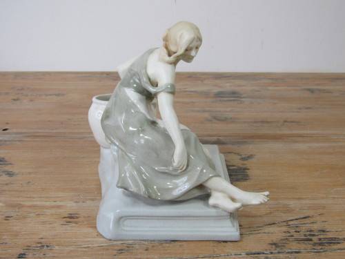 Beatifull Art Nouveau signed Lladro porcelain figurine, 7877,excellent condition, 17cm x 13cm x 16cm