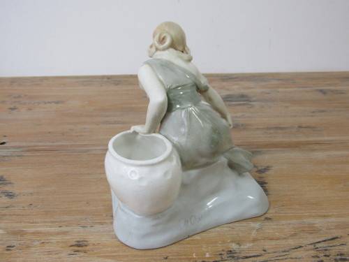 Beatifull Art Nouveau signed Lladro porcelain figurine, 7877,excellent condition, 17cm x 13cm x 16cm