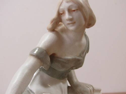 Beatifull Art Nouveau signed Lladro porcelain figurine, 7877,excellent condition, 17cm x 13cm x 16cm